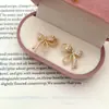 Brincos de Pérola com Laço Micro-Embellished Dourados para Mulheres, Brincos de Alto Padrão e Luxuosos Adequados para o Verão, Únicos e Bonitos