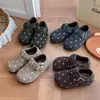 Sandálias Birkenstock de bolinhas para meninas, nova coleção outono/inverno 2026, sapatos infantis de sola macia com fechos de velcro, sapatos pequenos de couro retrô e versáteis para crianças maiores