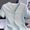 Camiseta de Manga Corta con Escote en V y Encaje Empalmado Falsa de Dos Piezas para Mujer Verano 2025 Nuevo Estilo Caliente Aspecto Adelgazante Top Corto Moderno