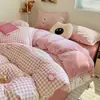 Novo conjunto de cama de quatro peças de 2026, qualidade A, seguro para bebês, forrado com fleece, espessado, de veludo de leite e macio, quente, com uma estampa fresca e leve para uso doméstico