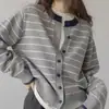 Suéter Listrado Colorido Contrastante Estilo Coreano Outono e Inverno para Mulheres, Solto e Relaxado, Toque de Luxo, Cardigan Jaqueta Tricotado Retro com Gola Redonda