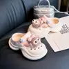 Chinelos Femininos 2025 Verão Nova Moda Versátil Infantil Estilo Coreano Sapatos Individuais Sola Macia Sandálias de Princesa para Meninas