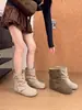 Botas Femininas Curtas Casuais Estilo Coreano 2026 Cano Dobrado Enrugado Decoração com Fivela de Couro Aumento Interno de Altura Botas de Cano Curto para o Dia a Dia