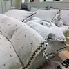 Juego de colcha y faldón de cama jacquard teñido en hilo de cuatro piezas con bordado de encaje, juego de ropa de cama floral fresco y delicado de cuatro piezas