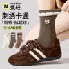 Calcetines de media pantorrilla de dibujos animados lindos para mujer, estilo ins para primavera y otoño, color café, bordados de encaje de oso, calcetines largos de algodón sin costuras