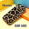 Capa de celular com estampa de leopardo clássica de pelúcia simulada, impressa em alta definição, para iPhone 17, capa rígida ultrafina versátil selvagem retrô