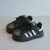 Tenis bajos con puntera de concha para niños, nuevos zapatos blancos de otoño para niños y niñas, zapatillas deportivas casuales con suelas suaves y características antideslizantes