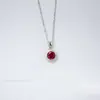 Zhou Hengfu S925 Prata Esterlina Vermelho Sangue de Pombo Colar Cravação em Bisel Redonda Pingente de Pedra Colorida Corrente para Clavícula de Temperamento Exquisito de Luxo Leve
