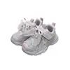 Venta al por mayor de zapatillas deportivas para niños en stock: Tenis gruesos para niñas pequeñas con suelas ligeras y capellada de piel, zapatos de bebé para niñas, modelo 6703