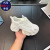 Zapatillas dad de mujer populares con superficie de malla, nuevo modelo verano 2025, zapatillas transpirables de malla versátiles con suela gruesa, zapatos casuales