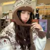 Gorro de punto estilo Fair Isle para mujer, gorro de lana cálido para otoño e invierno que protege las orejas, gorro de punto jacquard retro coreano con borlas