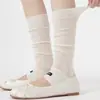 Meias Longas Femininas Série Miu, Meias Empilhadas com Etiquetas de Tecido, Polainas Cinzas, Meias 3/4 para Panturrilha Estilo Primavera e Verão, Meias 3/4 Sem Pé