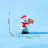 Decoraciones navideñas en miniatura: una pequeña figura de muñeco de nieve sosteniendo un cartel, perfecta para crear un encantador paisaje invernal, decoraciones DIY y pequeños adornos