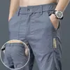 Nueva colección de verano de pantalones casuales de seda helada para hombre, con diseño de pierna recta, tejido transpirable, propiedades de secado rápido y un estilo moderno y versátil adecuado para deportes y uso diario.