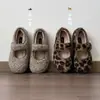 Mocasines de punta fina, forrados de felpa y de suela plana para mujer, colección otoño/invierno 2026, con un diseño chic, ligero y elegante, y una textura mullida similar al algodón.