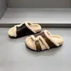 Pantuflas de algodón moda punta abierta suela gruesa otoño e invierno hebilla de cuero estilo coreano lateral mujer lana de cordero 2026 felpa de una tira