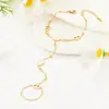 Pulsera Ovalada Hueca de Moda Simple Cadena para el Dorso del Dedo Conectada con Concha Blanca Joyería de Acero Inoxidable que no Pierde el Color Nuevo Estilo Transfronterizo para Mujeres