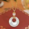 Nuevo Colgante Flor de la Suerte Manzana Verde Collar para Mujer con Acero de Titanio Chapado en Oro Diseño de Alta Lujo para Mejor Amiga Novia