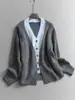 Cardigan de Tricô Falso Duas Peças com Costura em Cor Contrastante Gola V Retrô Preguiçoso Solto Design de Jaqueta Top de Manga Longa