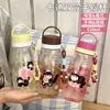 Novo copo de plástico de verão estiloso para meninas, copo esportivo portátil com canudo, copo de mão duplo para estudantes com desenho animado atacado