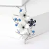 Nuevo Broche de Rama de Durazno de Aleación con Pedrería de Alta Gama y Moda, Lujo Ligero, Elegante y Versátil Pin de Accesorio de Broche para Ropa con Perla