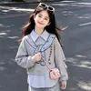 Moda Casual para Niñas Personalidad de Dibujos Animados Sudadera con Capucha Falsa de Dos Piezas Solapa Niños Medianos y Grandes Versátil Conjunto de Jeans con Estrellas Moderno