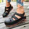 Sandálias femininas de comércio exterior 2026 novo modelo, sandálias vazadas de sola grossa, salto anabela de bico redondo, confortáveis e respiráveis, sapatos casuais femininos estilo romano