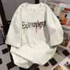Camiseta Retro Literaria Casual Holgada de Manga Corta con Estampado de Letras Graffiti de Diseño de Nicho para Mujer Verano 2025