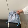 Bolso de mano con forma de cubo de perlas para mujer, novedad de verano 2025, bolso de hombro con bordado chino, bolso de mensajero sencillo de alta gama de nicho.