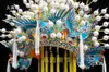 Teatro Ópera de Pekín Corona de Fénix de la Emperatriz Mei, Cinco Coronas de Fénix, Sombrero Corona de Fénix de Esmeralda, Traje de Ópera para el Papel de la Concubina Imperial en la Obra "La Emperatriz Ebria" con Corona de Fénix y Velo