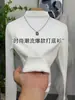 Elegante camisa básica de cuello alto medio de color negro sólido de carbono para mujer, nueva tendencia versátil de ajuste ceñido 2025
