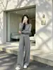 Conjunto de fleece cinza com capuz para mulheres, nova coleção outono/inverno 2026, top que afina a silhueta e marca a cintura com calças de perna larga, conjunto de duas peças, moderno