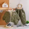 Traje de invierno elegante y grueso para niños, forrado de polar, para otoño e invierno, ropa de invierno nueva, conjunto casual ligero de algodón de tres piezas para bebés