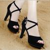 Sandálias de Salto Femininas Novas para o Verão 2025, Salto Agulha, Fivela de Uma Tira, Tendência, Sapatos Femininos Versáteis e da Moda Atacado