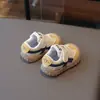 Tênis Casuais Respiráveis de Malha com Velcro Antiderrapante para Meninas 2026 Primavera e Outono Novos Sapatos Indoor para Jardim de Infância de Meninos