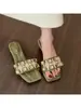 Zapatillas pequeñas de verano para mujer estilo francés zapatos de zapatilla tacón de cuña textura de terciopelo temperamento pedrería nuevo 2026 para usar afuera con faldas