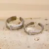 Anillo Retro Cepillado Huevo de Paloma Europeo y Americano para Mujer, Anillo Ancho Vintage Brillante de Diamante con Perlas Estilo Corte