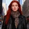 Bufanda Triangular Pequeña de Nuevo Estilo con Estampado Geométrico y Patrón de Espiga, Chal de Protección Solar para Viaje, Fábrica Fuente Mayorista
