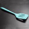 Venta al por mayor de fábrica espátula de silicona azul cielo protección espátula de fondo plano resistente a altas temperaturas utensilios de cocina mango integrado silicona