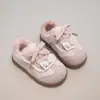 Zapatos de Felpa de Invierno para Niñas Zapatos de Algodón para Niños 2026 Nuevo Estilo Doble Algodón Cálidos Zapatos de Princesa Suela Suave para Bebé Zapatos de Entrenamiento Alemanes
