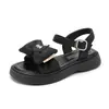 Sandalias para niñas, verano 2025, nuevo estilo, elegantes zapatos de princesa para niñas pequeñas, zapatos de playa ligeros con punta abierta y suela suave para niños medianos y grandes.
