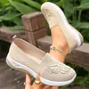 Zapatos de verano nuevos de estilo antiguo de Pekín para mujer, transpirables y tejidos, zapatos bordados para madres de mediana edad y mayores, zapatos de mujer de talla grande para ventas transfronterizas