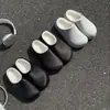 Pantuflas de algodón para parejas, forradas de felpa para mayor calidez, diseño de una sola pieza con una sensación suave y acolchada, adecuadas para usar en exteriores, impermeables y antideslizantes, con soporte para el arco, resembling sandalias Birkenstock