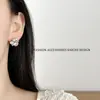 Pendientes lujosos y sofisticados con intrincados detalles de diamantes, en un tono blanco frío, que encarnan el estilo de una heredera adinerada, con un acabado fresco blanco plateado y llenos de diamantes, versátiles para mujeres