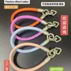Nova pulseira de couro triangular com fivela dupla para celular, acessório universal, pulseira simples com fivela dupla, corrente de suspensão anti-queda