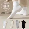 Calcetines blancos y negros para hombres y mujeres, calcetines de media pantorrilla para primavera y otoño, calcetines de algodón transpirables de color liso, calcetines deportivos para parejas, calcetines cortos de verano al por mayor