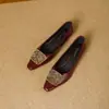 Zapatos de Mujer de Tacón Medio y Grueso Primavera y Otoño Hebilla Metálica de Pedrería Francesa Slip-on Bajos Ligeros Suministro Exclusivo Transfronterizo