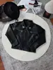 Chaqueta de cuero bordada estilo retro americano para hombre, chaqueta corta casual de cuero PU texturizado de alta calidad, corte slim