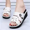 Pantuflas de Mujer con Tacón Alto 2026 Verano Nueva Moda Caladas Color Sólido Pantuflas de Mujer Antideslizantes Tacón Medio Pantuflas para Mamá Venta al por Mayor