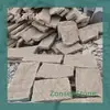 Los materiales de piedra, como la piedra rústica y el granito, se pueden especificar en los tamaños deseados y con diversos acabados superficiales, y se pueden fabricar a medida según los planos.